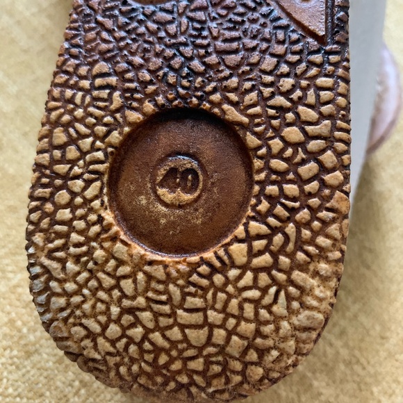 Slide sandals beige size 9 with fun flowers makes a statement - Picture 6 of 7